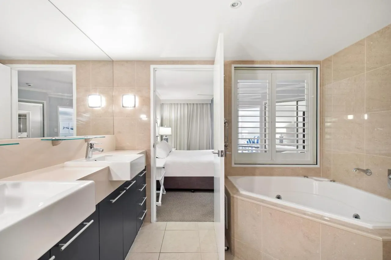 Hamptons Meets Hervey Bay In Upmarket Resort - Ocean Views Apartment