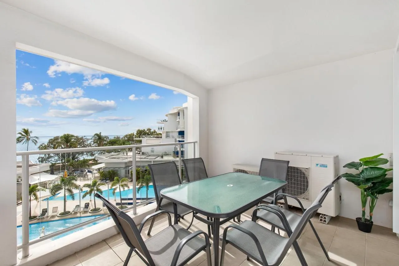 Hamptons Meets Hervey Bay In Upmarket Resort - Ocean Views Apartment