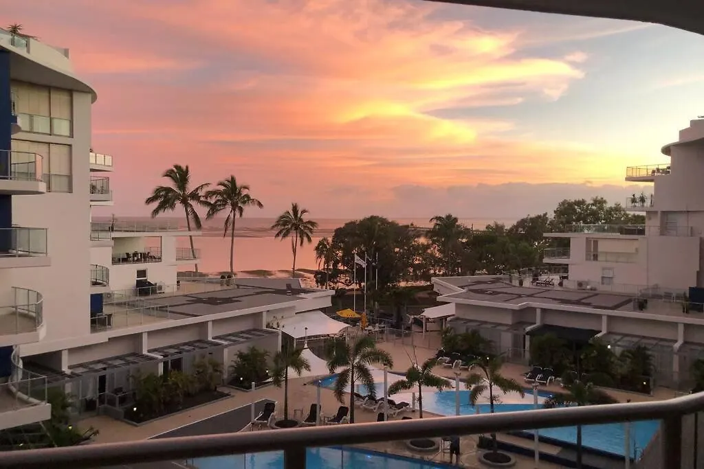 Hamptons Meets Hervey Bay In Upmarket Resort - Ocean Views Apartman